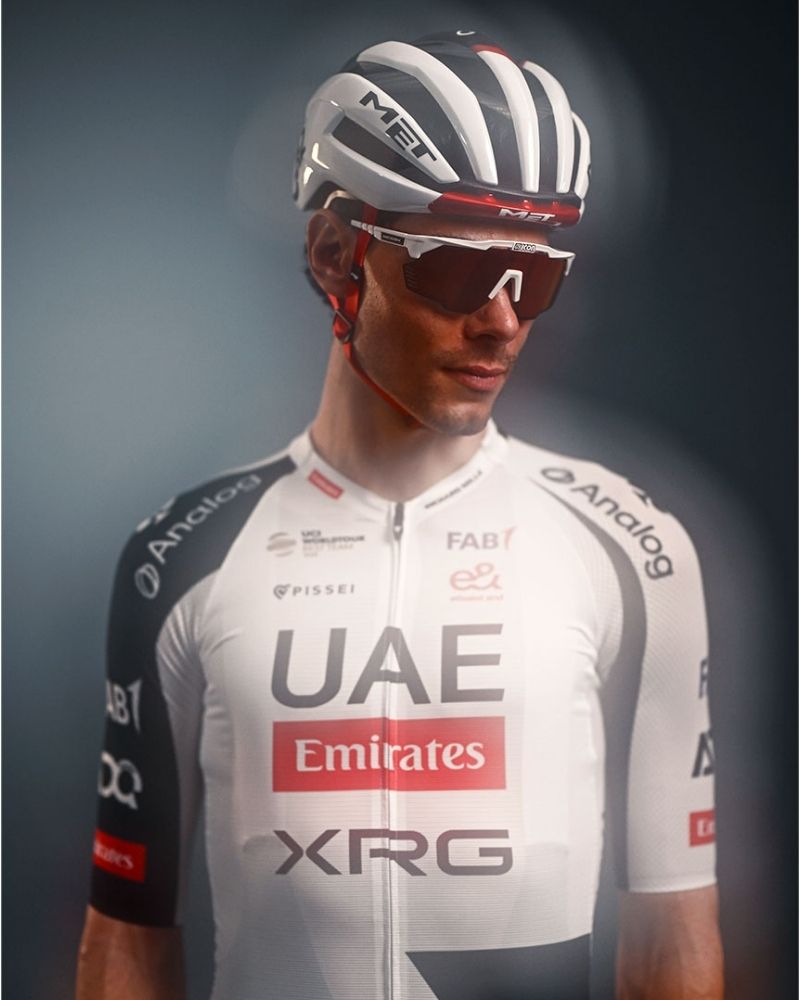 MET Trenta 3K Carbon MIPS Road Helmet - UAE Team Emirates XRG 2026 Edition